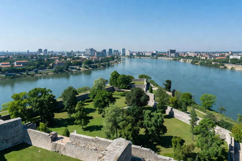 Vue de Belgrade et de la forteresse de Kalemegdan au coucher du soleil