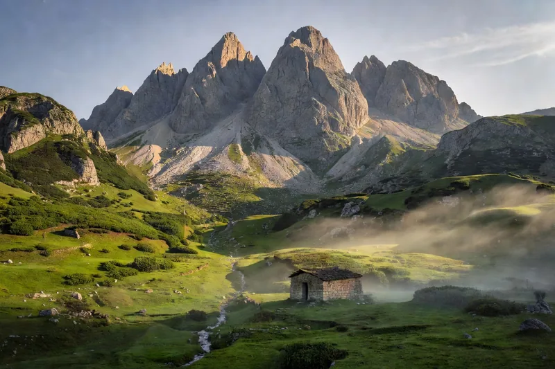 Vallée de Valbona dans les Alpes albanaises avec ses pics rocheux