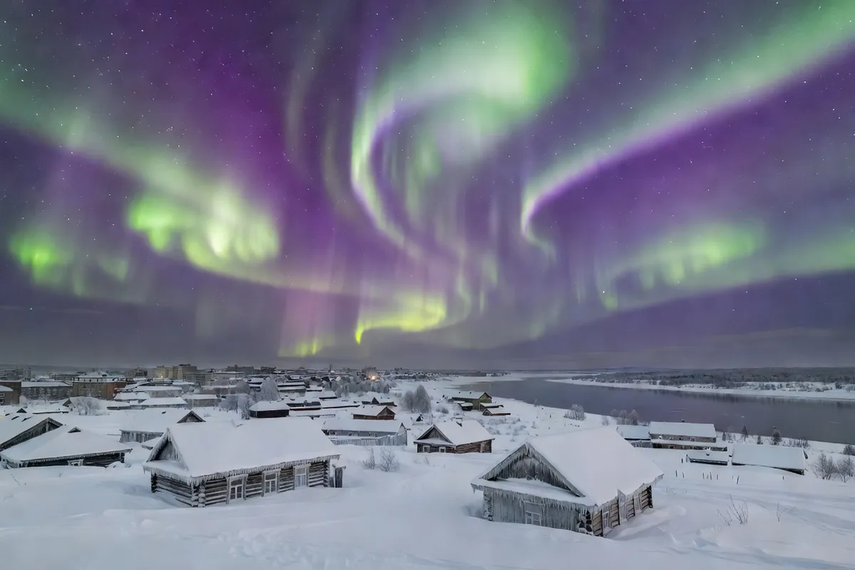 Aurores boréales vertes et violettes sur le ciel de Yakoutsk en hiver sibérien