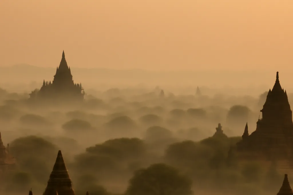 Temples de la plaine de Bagan émergeant de la brume au lever du jour, sans visiteurs