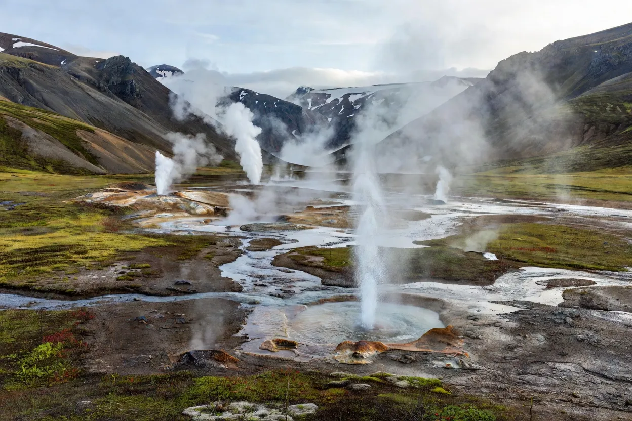 Vallée des Geysers au Kamtchatka avec sources chaudes et vapeur