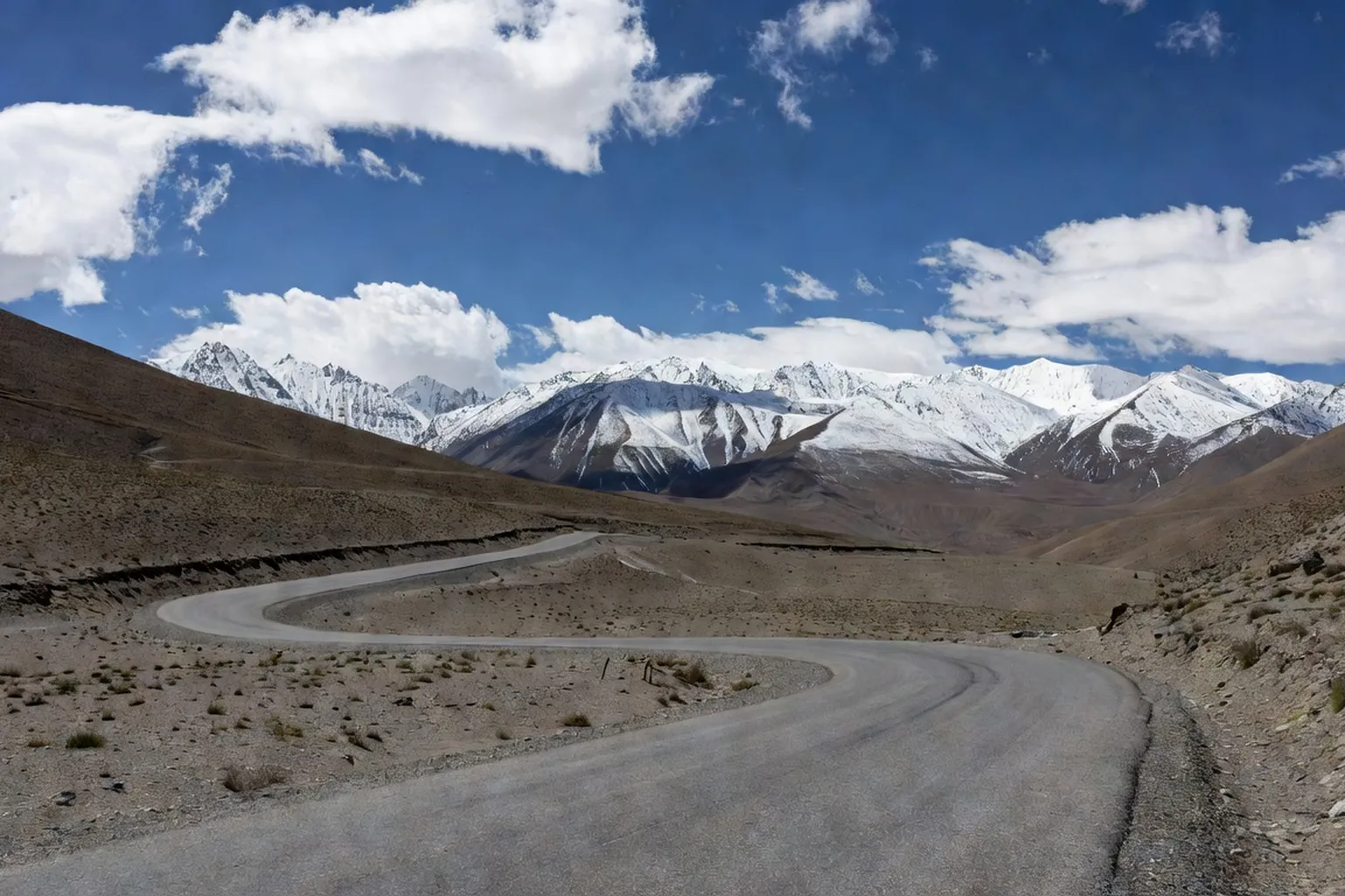 Pamir Highway M41 au Tadjikistan avec montagnes a 7000 metres