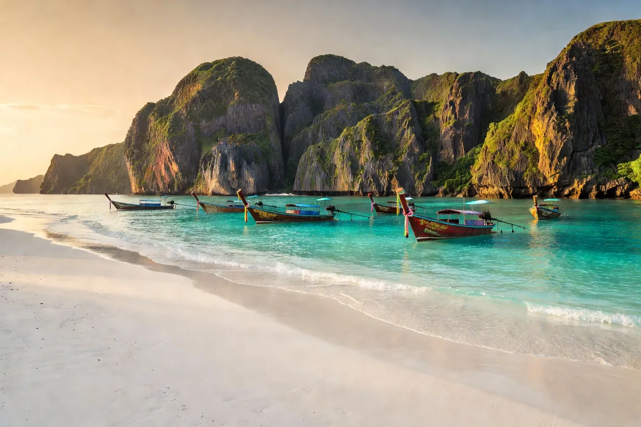 Plage de Thailande, palmiers et eau turquoise, Phuket ou Krabi, premier voyage