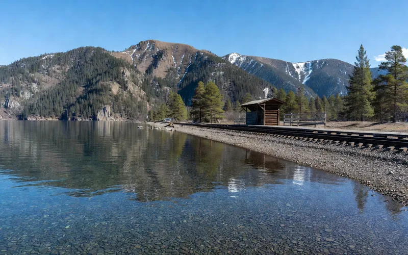 Le lac Baikal vu depuis l'ile d'Olkhon avec le rocher Chamanka